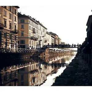 https://taking-a-walk-in-the-beating-heart-of-navigli.it-lombardy.com